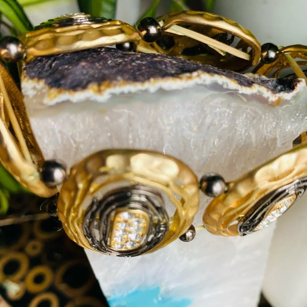 ✨ Vintage‑Inspired Statement Bracelet – Gold & Crystal Links - Picture 5 of 7